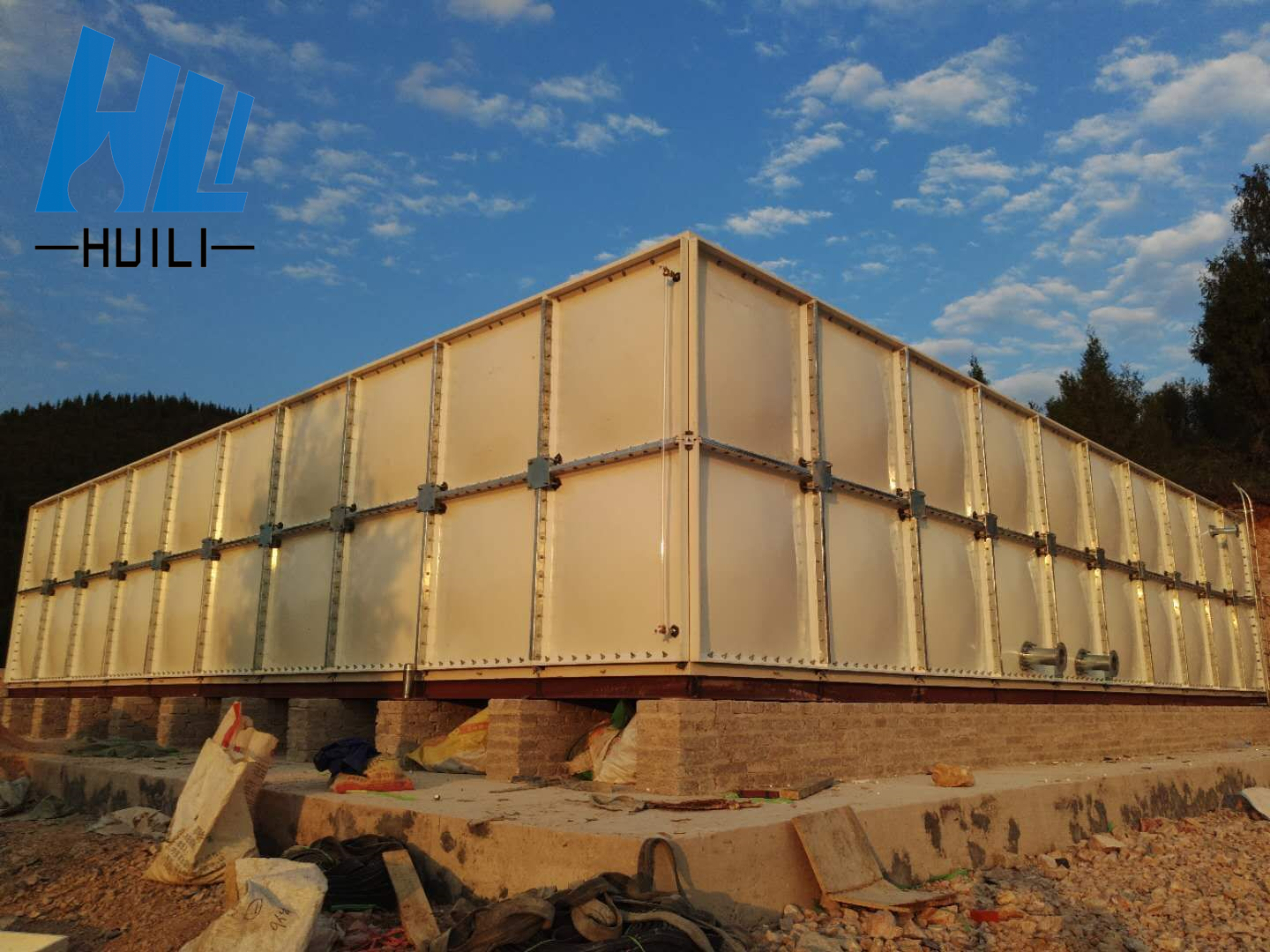 貴州臺(tái)江縣10*10*2玻璃鋼水箱施工完成